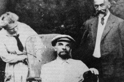 Ο Λένιν σε αναπηρικό καροτσάκι μετά τις απόπειρες δολοφονίας του. Η επίσημη εκδοχή για τον θάνατό του αναφέρει τρία εγκεφαλικά. Γιατί ιστορικός υποστηρίζει ότι “υπέκυψε από σύφιλη”