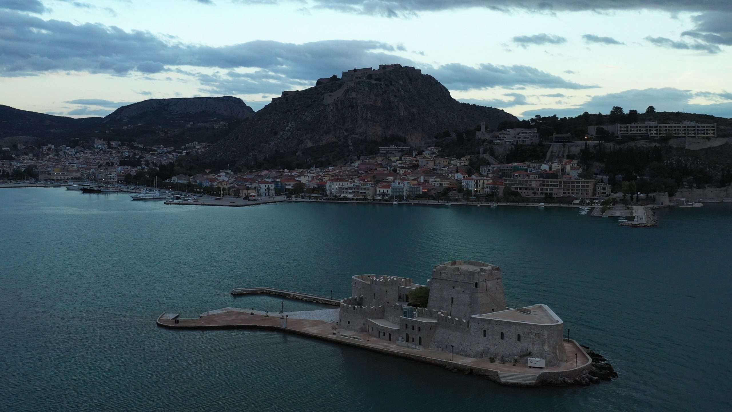 Πόσα “Μπούρτζι” έχει η Ελλάδα. Τα θαλασσινά οχυρά που “έζησαν” πολιορκίες και επιδρομές. Που βρίσκονται (Φωτογραφίες)