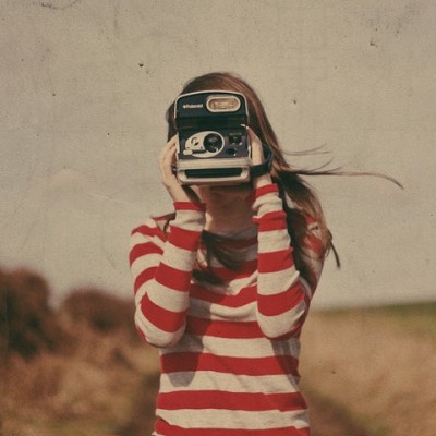 “Γιατί να μην μπορώ να δω τη φωτογραφία αμέσως μόλις τραβηχτεί;” Η ερώτηση ενός τρίχρονου κοριτσιού οδήγησε στην εφεύρεση της θρυλικής Polaroid, που έφτιαχνε γυαλιά ηλίου. Η Kodak αδιαφόρησε