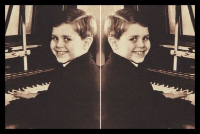 Ποιος είναι ο πιτσιρικάς που 11 χρόνων έπαιξε στο πιάνο μία σύνθεση του Χέντελ, αφού την άκουσε μόνο μία φορά; Όταν μεγάλωσε έγινε ποπ σταρ και σόκαρε με τις γενναίες αναφορές του στην ομοφυλοφιλία και τα εκκεντρικά του ρούχα