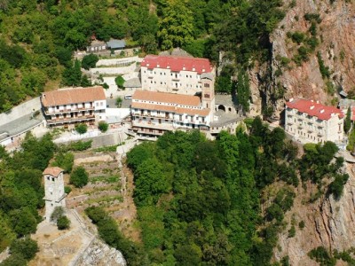 Tο μοναστήρι ανάμεσα στα βουνά όπου ο Γεώργιος Καραϊσκάκης θεραπεύτηκε από τη φυματίωση και έβρισκαν καταφύγιο οι αντάρτες. Ο Καραϊσκάκης για να ευχαριστήσει την Παναγία, “χρύσωσε” την εικόνα της