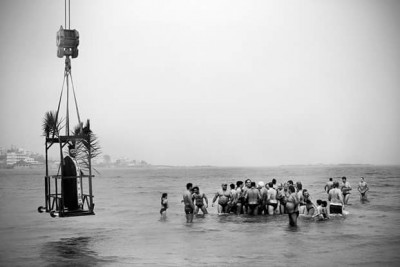 Τι γιορτάζουμε τα Θεοφάνεια και τι συμβολίζει το λευκό περιστέρι. Ασπρόμαυρες εικόνες από τους βουτηχτάδες του Σταυρού