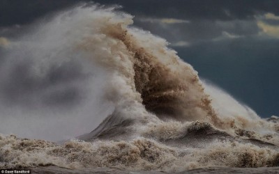 Η άγρια ομορφιά της φύσης αποτυπωμένη μέσα από τις συγκλονιστικές φωτογραφίες ενός τολμηρού φωτογράφου. Η λίμνη όπου τα κύματα μπορούν να ξεπεράσουν τα 30 μέτρα (φωτο & βίντεο)