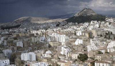 Η Αθήνα που χάθηκε στην αντιπαροχή. Όταν ήρθαν οι κάτασπρες πολυκατοικίες και εξαφανίστηκαν τα κεραμίδια και τα νεοκλασικά. Τime lapse (βίντεο)