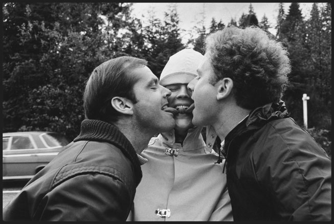 Το “τριπλό φιλί” του Τζακ Νίκολσον με την Κάντις Μπέργκεν και τον Αρτ Γκάρφανκελ. Ποιος είχε σχέση με ποιον. Έπαιξαν μαζί στη “Γνωριμία της σάρκας”, αλλά η ταινία τους κατασχέθηκε
