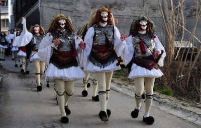 “Έλα βρε Χαραλάμπη να σε παντρέψουμε”. Πώς βγήκε το δημοτικό τραγούδι που περιγράφει την παγίδα που έστηναν τα σόγια στους δυσεύρετους γαμπρούς;