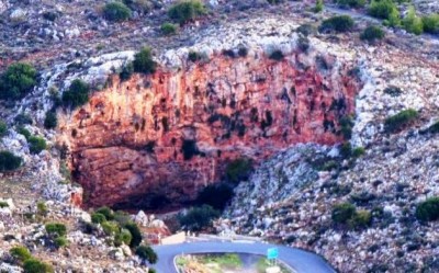 Ένα από τα πιο περίεργα μέρη της Ελλάδος. Η γη που βούλιαξε πενήντα μέτρα και οι επιστήμονες δεν μπορούν να εξηγήσουν το φαινόμενο. Ο θρύλος του προφήτη Ηλία