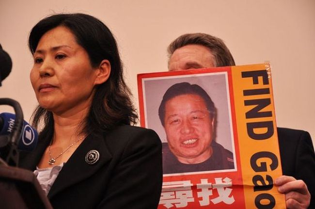 Ο δικηγόρος των φτωχών που φυλακίστηκε και βασανίστηκε για εννιά χρόνια γιατί κατήγγειλε εμπόριο οργάνων στην Κίνα. Θύματα ήταν οι υποστηρικτές του “Φάλουν Γκονγκ”, που το κόμμα χαρακτήρισε επικίνδυνη αίρεση