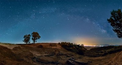 Ο φωτογράφος που ξενυχτά κάτω από τα αστέρια και κάνει διάσημο διεθνώς τον νυχτερινό ουρανό της Ελλάδας και τα μνημεία της. Θαυμασμός για τα “πεφταστέρια” πάνω από αρχαία θέατρα, λιμάνια, καταρράκτες και βυθισμένες εκκλησίες (φωτο)