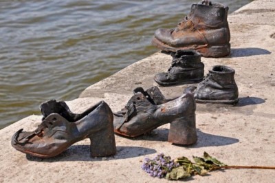 Τα παπούτσια στις όχθες του Δούναβη. Το συγκλονιστικό μνημείο που εξοργίζει τους Ούγγρους νεοναζί (φώτο και βίντεο)