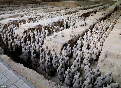 Οι 8.000 πήλινοι στρατιώτες και αξιωματικοί στο μαυσωλείο του αυτοκράτορα που ολοκλήρωσε το Σινικό Τείχος. Έχουν ύψος πάνω από 1.80 και τα έφτιαξαν 700 χιλιάδες τεχνίτες