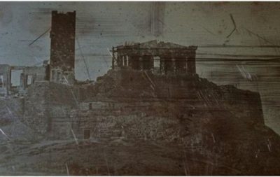Αυτή είναι η πρώτη φωτογραφία της Aκρόπολης μετά την τουρκοκρατία. Τα σχέδια για την ανοικοδόμηση της κατεστραμμένης Αθήνας και οι αντιδράσεις των οικοπεδούχων