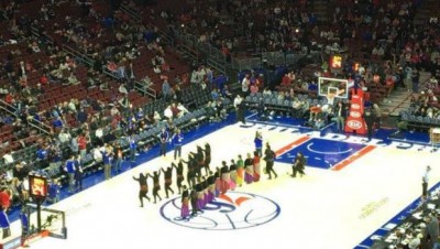 Ποντιακός χορός στο NBA! Πολιτιστικός σύλλογος από τη Φιλαδέλφεια των ΗΠΑ έκλεψε την παράσταση στο παρκέ (βίντεο)