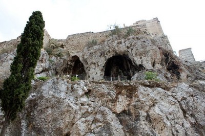 Τα αθέατα σπήλαια της Ακρόπολης που πραγματοποιούνταν πανάρχαιες τελετές. Που βρίσκεται η σπηλιά που οι Πέρσες ανέβηκαν και έκαψαν τον ιερό βράχο