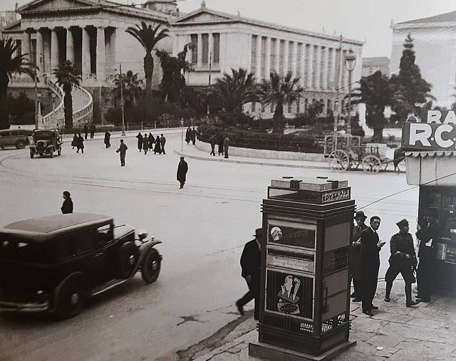 “Τελειώνετε κύριε περιμένουν και άλλοι”. Οι υπαίθριοι τηλεφωνικοί θάλαμοι που έλυσαν το πρόβλημα της επικοινωνίας. Πώς αντιμετωπίστηκε το πρόβλημα της αναμονής