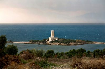 Πτήση πάνω από τον φάρο – φρουρό του Ιονίου που κάποτε συντηρούσαν έξι φαροφύλακες. Είναι χτισμένος πάνω σε ένα ερημονήσι και σήμερα δουλεύει μόνος του (βίντεο)