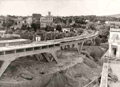 Ποιος είναι ο σταθμός που χτίστηκε στη θέση της θρυλικής γραμμής του ατμοκίνητου “Θηρίου” και έγινε υπέργειος για να μη διχοτομήσει το ιστορικό κέντρο της περιοχής (φωτο)