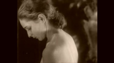 Η πρώτη γυμνή σκηνή στον ευρωπαϊκό κινηματογράφο ήταν ελληνική και γυρίστηκε το 1931. Η ταινία ήταν βασισμένη σε ένα από πρώτα μυθιστορήματα που γράφτηκαν ποτέ, το «Δάφνις και Χλόη» ενός Έλληνα συγγραφέα της Ρωμαϊκής εποχής