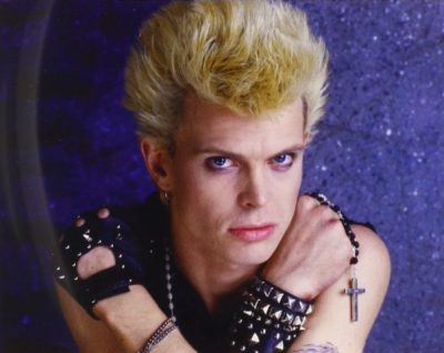 Billy Idol, ο σταρ των ’80s που μεσουρανούσε στο MTV. Παραλίγο να ακρωτηριαστεί το πόδι του μετά από ένα σοβαρό ατύχημα με τη μηχανή. Πώς έγραψε το “Rebel yell” και το “Dancing with myself”