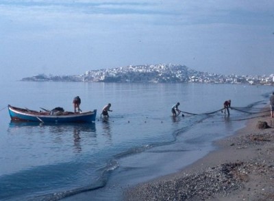 Σε ποια ακτή της Αττικής μαζεύουν οι ψαράδες τα δίκτυα τους; Εκεί οργανώθηκαν τα πρώτα μικτά μπάνια ανδρών – γυναικών και χτίστηκαν παραθαλάσσια πολυτελή ξενοδοχεία. Πού ήταν η περίφημη “Ταραντέλα”