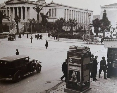 “Τελειώνετε κύριε περιμένουν και άλλοι”… Οι υπαίθριοι τηλεφωνικοί θάλαμοι που έφεραν το τηλέφωνο κοντά στον απλό λαό