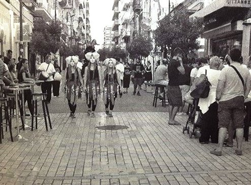 Διαφημίζοντας μια παράσταση στην Πάτρα