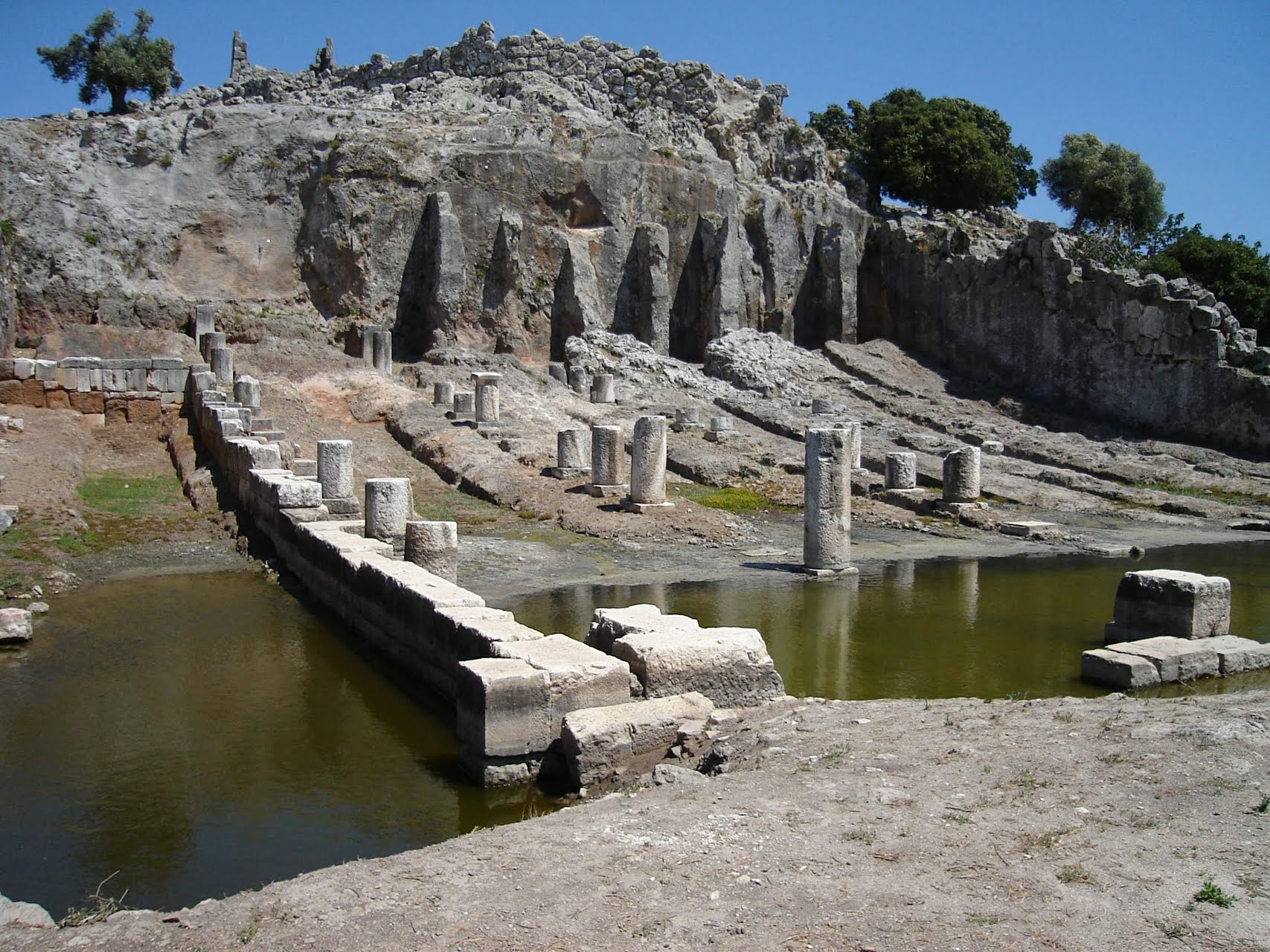  Η λέξη Νεώριο παράγεται από το νεωρός και σημαίνει πολεμικός λιμένας και ναύσταθμος. Έχει ορθογώνιο μέγεθος και το δάπεδό του είναι ανηφορικό. 