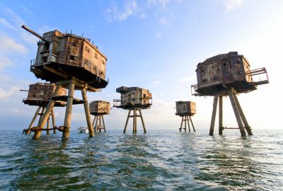 Οι σιδερένιοι θαλάσσιοι πύργοι που μοιάζουν με σκηνικό ταινίας επιστημονικής φαντασίας. Κατασκευάστηκαν για να εμποδίσουν τις αεροπορικές επιδρομές των Γερμανών. Όταν έφυγε ο στρατός έγιναν πειρατικοί ραδιοφωνικοί σταθμοί