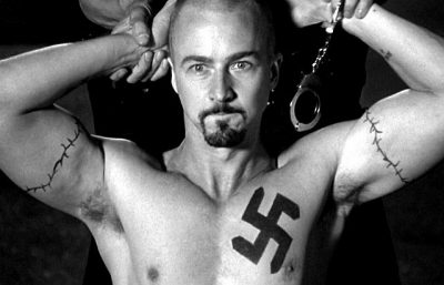 American History X. Η ιστορία του Νεοναζί που δολοφόνησε δυο μαύρους και στη φυλακή μεταμορφώθηκε. Η ανταρσία των ηθοποιών που “απέλυσαν” τον σκηνοθέτη, ο οποίος δαπάνησε ένα εκατομμύριο για να μην προβληθεί η ταινία του!