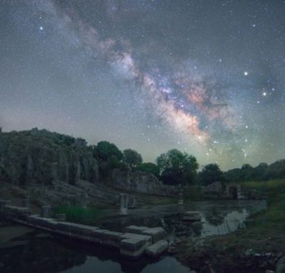 Πού βρίσκεται το καλύτερα σωζόμενο νεώριο της αρχαιότητας. Είναι λαξευμένο σε βράχο και εκεί οι αρχαίοι επισκεύαζαν τα πλοία τους. Εντυπωσιακή νυχτερινή λήψη με όλα τα αστέρια του Γαλαξία μας