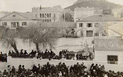 Σε ποιον πασίγνωστο δρόμο κατεδαφίστηκαν τα κτίσματα και σήμερα στεγάζουν ένα από τα μεγαλύτερα πολυκαταστήματα της Αθήνας. Στο ίδιο κτίριο βρίσκεται και θέατρο δύο χιλιάδων θέσεων