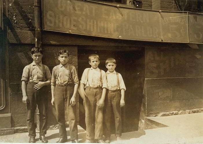 Γιατί τα πρώτα μαγαζιά που άνοιξαν οι Έλληνες μετανάστες στην Αμερική ήταν στιλβωτήρια. Σε μερικά χρόνια είχαν καταφέρει να τους ανήκουν τα περισσότερα καταστήματα στο Σικάγο, τη Νέα Υόρκη και τη Βοστόνη