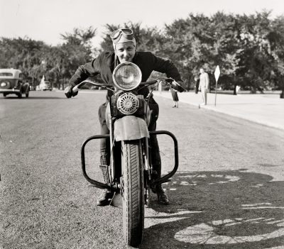 Αυτή είναι η πρώτη γυναίκα που πήρε άδεια οδήγησης για μοτοσυκλέτα στην Ουάσινγκτον το 1937. Ζύγιζε μόλις 40 κιλά, είχε ύψος 1.50 και έφερε δικηγόρο στις εξετάσεις για να βρει το δίκιο της