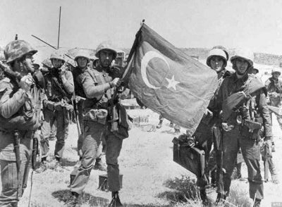 Ο Τουρκοκύπριος μικροπωλητής που άπλωνε την πραμάτεια έξω από στρατόπεδα της Εθνικής Φρουράς ήταν Τούρκος αντισυνταγματάρχης. Το κατασκοπευτικό δίκτυο που καθοδήγησε τον Αττίλα στην Κύπρο