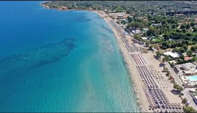 Εντυπωσιακή πτήση με drone πάνω από την “εξωτική” παραλία που δεν βρίσκεται σε κάποιον ωκεανό, αλλά μόλις 70 χιλιόμετρα μακριά από την Αθήνα