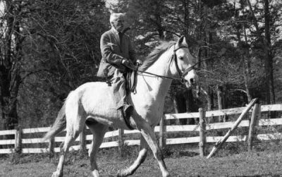 Το μνημειώδες βιβλίο του νομπελίστα Ουίλιαμ Φόκνερ γράφτηκε μέσα σε έξι βδομάδες, πάνω σε αναποδογυρισμένο καροτσάκι στο ορυχείο! Η λατρεία του για τα άλογα, που του κόστισε τη ζωή του