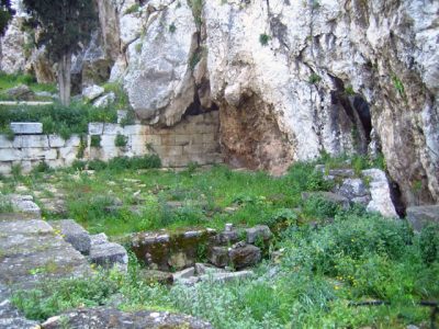 Κλεψύδρα, η φυσική πηγή της Ακρόπολης ήταν τόπος λατρείας και από εκεί περνούσε η πομπή των Παναθηναίων. Σήμερα δεν είναι ορατή αλλά το γάργαρο νερό της ποτίζει τα δέντρα. Τι απέγιναν οι άλλες κρήνες της αρχαιότητας