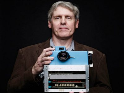 Η πρώτη ψηφιακή μηχανή εφευρέθηκε το 1975 από έναν μηχανικό της Kodak, αλλά η εταιρεία αρνήθηκε να προωθήσει την ευρεσιτεχνία του ως ασύμφορη και πτώχευσε. Η πρώτη φωτογραφία είχε ανάλυση 0.1 megapixels