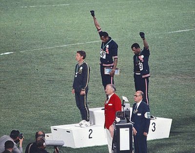 Η ιστορία του λευκού αθλητή, που το 1968 στάθηκε δίπλα στους μαύρους που ύψωσαν συμβολικά τη γροθιά τους στους Ολυμπιακούς αγώνες. 38 χρόνια μετά σήκωσαν το φέρετρό του
