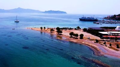 Πτήση πάνω από το Αγκίστρι. Ο μικρός νησιωτικός παράδεισος σε απόσταση αναπνοής από τον Πειραιά. Μέχρι το 1960 η συγκοινωνία γινόταν με καΐκια (drone)