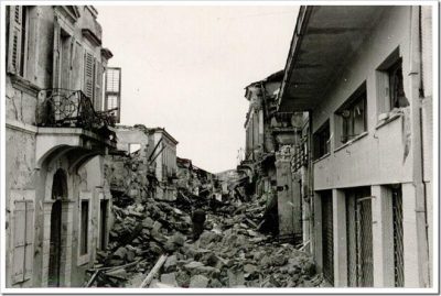 Δρόμος γεμάτος ερείπια από τα κατεστραμένα σπίτια μετά τους σεισμούς