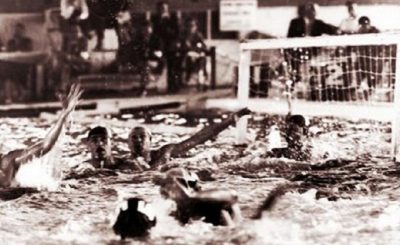 Η αιματηρή αναμέτρηση Ούγγρων και Σοβιετικών στους Ολυμπιακούς της Μελβούρνης το 1956. Ο αγώνας πόλο έγινε στη σκιά της στρατιωτικής επέμβασης στη Βουδαπέστη και οι αθλητές “αναμετρήθηκαν” με βρισιές και μπουνιές μέσα στην πισίνα