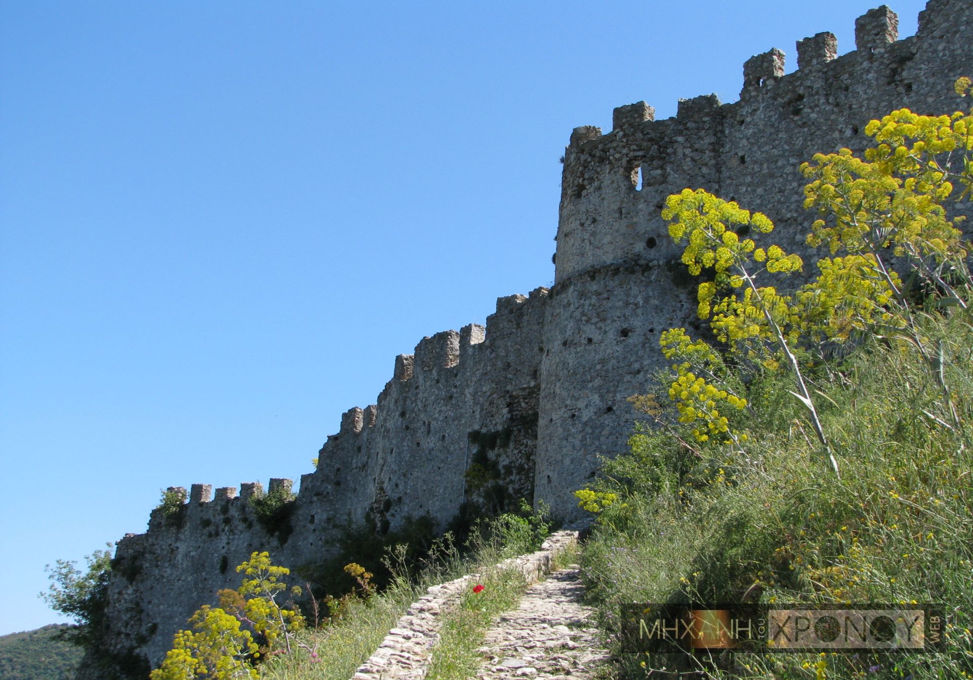 Ψηλά δεσπόζει το φρούριο, Κάτω από το φρούριο, απλώνεται η Πάνω Χώρα, η πρώτη πόλη που δημιουργήθηκε στην πρώτη φάση εγκατάστασης κατοίκων. Παρακάτω ξεκινούν τείχη που περικλείουν την Κάτω Χώρα. 