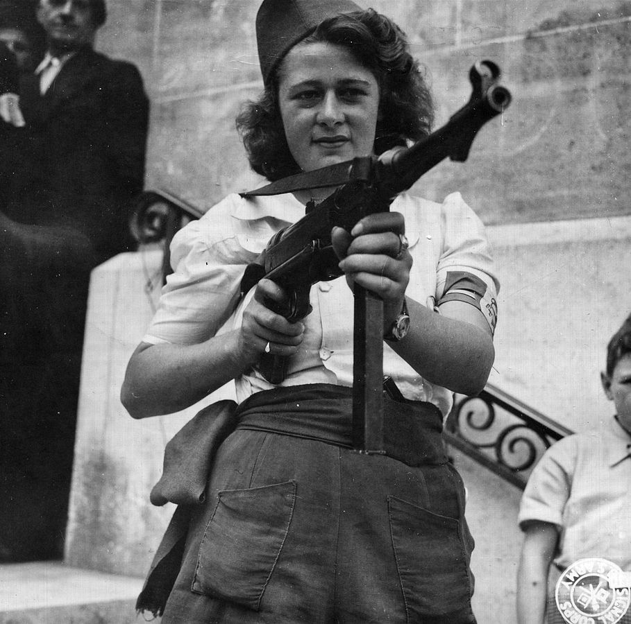 Η 18χρονη που πολέμησε με ένα γερμανικό πυροβόλο τους Ναζί στη Γαλλία. Πήρε μέρος σε πολλές μάχες και δεν δίστασε να σκοτώσει. Βοήθησε στη σύλληψη 25 ανδρών της Βέρμαχτ και έγινε σύμβολο της γαλλικής αντίστασης