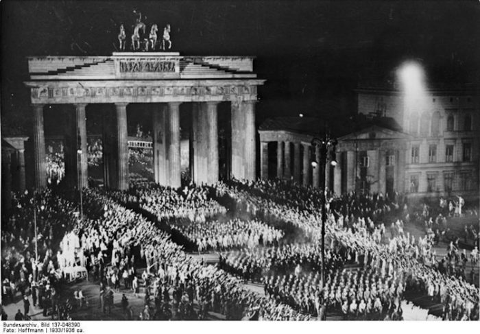 berlin-1930s-nazi-party-parade-700x487