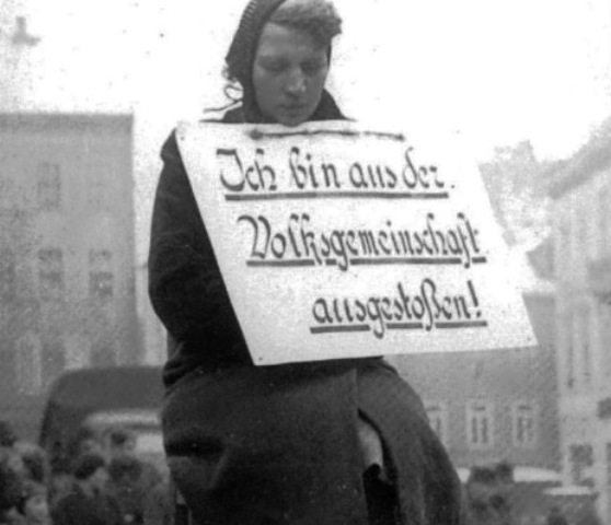 Η Γερμανίδα που ταπεινώθηκε δημόσια επειδή αγάπησε έναν Πολωνό. Φωτογραφία ντοκουμέντο του 1942 που δείχνει πώς τιμωρούσαν οι Ναζί όσους ερωτεύονταν ξένους και προκαλούσαν “φυλετική μόλυνση”