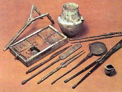 Γιατί τα ιατρικά εργαλεία των αρχαίων Ελλήνων είναι ίδια με τα σημερινά! Νυστέρια, λαβίδες, χειρουργικά πριόνια και τρυπάνια παραμένουν ίδια από την εποχή του Ιπποκράτη που έκαναν εγχειρήσεις εγκεφάλου!