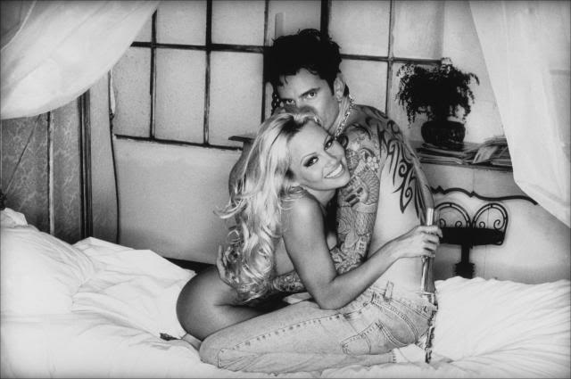 pamela-anderson-tommy-lee-hugging-n