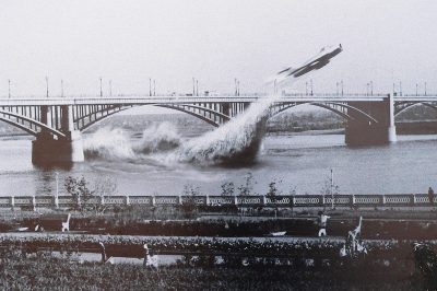 Το MIG περνάει κάτω από τη γέφυρα του ποταμού της Σιβηρίας με ταχύτητα 700 χλμ και ο Σοβιετικός πιλότος προκαλεί δέος, αλλά και την οργή των ανωτέρων του. Ποιοι θεωρούν ότι η φωτογραφία είναι σκηνοθετημένη (βίντεο)