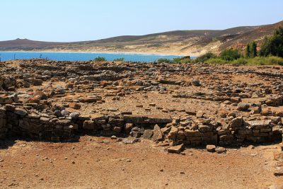 Πολιόχνη, η ελληνική πόλη που θεωρείται η αρχαιότερη ευρωπαϊκή πόλη. Είχε Βουλευτήριο με έδρανα για τη λήψη κρίσιμων αποφάσεων και εκεί ανακαλύφτηκε ο περίφημος θησαυρός των χρυσών κοσμημάτων